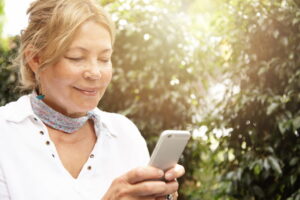 mulher madura consumindo conteúdo na internet