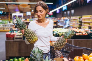 Pessoa fazendo compras no supermercado
