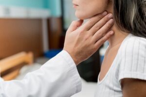 Médico examinando os linfonodos do pescoço de um paciente