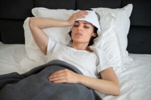 Pessoa com sintomas de cansaço ou febre