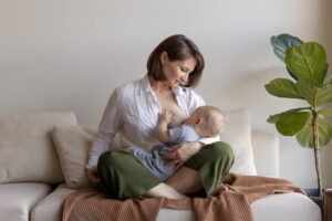 mãe amamentando bebê