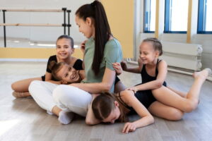 Crianças ou adolescentes em aula de dança.