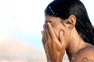 mulher tomando banho tampando os olhos
