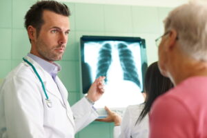 médico analisando exame