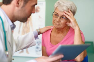 médico com mulher madura