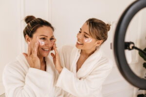 amigas cuidando da pele