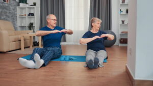 Idoso fazendo exercícios 