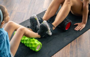 pai e filha fazendo exercicio