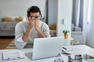 homem estressado em ambiente de trabalho