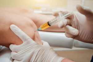 aplicando plasma no joelho para dor