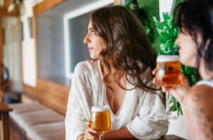 mulheres bebendo cerveja