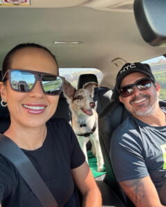 família com cachorro em carro