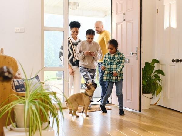 família chegando com cachorro em casa