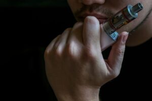 jovem usando vape