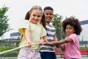 Crianças brincando juntas no recreio