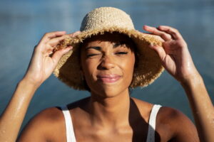 mulher usando chapeu no sol