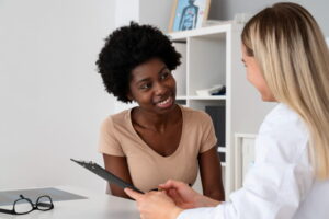 mulher em consulta médica