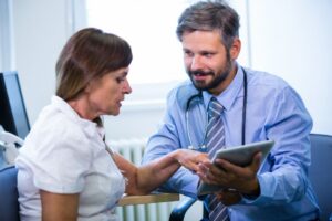 Paciente e médico acompanhando resultados em uma tela