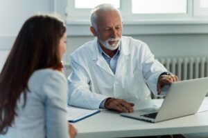 mulher em consulta médica