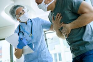 homem com dor no peito no médico