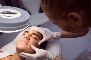 homem fazendo atendimento em dermatologista