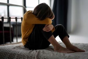 criança isolada chorando
