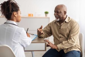 idoso em consulta médica