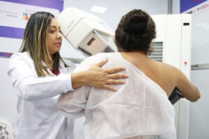 mulher fazendo mamografia