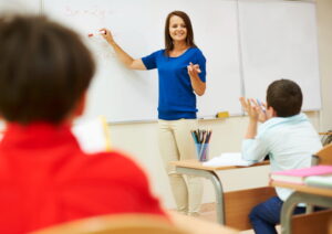 Professora falando em sala de aula