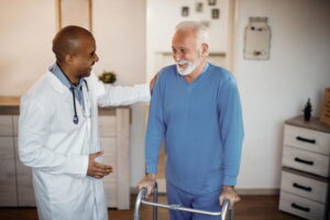 Médico conversando com paciente idoso em ambiente hospitalar
