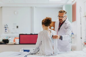 Médico examinando paciente