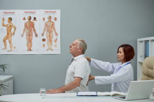profissional de saúde ajustando coluna de paciente