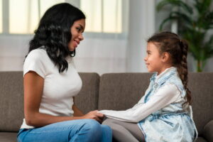 Criança conversando com psicóloga