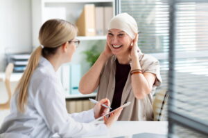 Médico em consulta com paciente