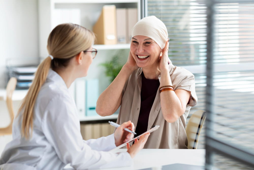 Médico em consulta com paciente