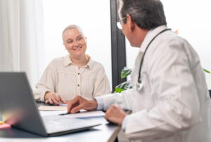 Jovem adulta em consulta