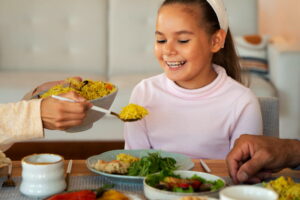 Criança comendo uma refeição saudável