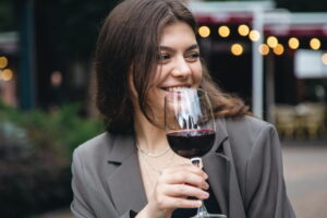 Mulher com taça de vinho