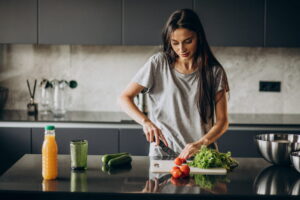 mulher preparando uma refeição saudável na cozinha