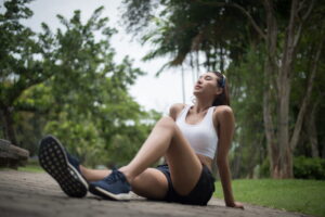 Mulher descansando após uma atividade física leve