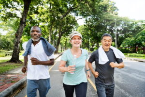 Grupo de amigos idosos correndo juntos em um parque