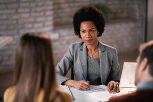 mulher em reunião de trabalho