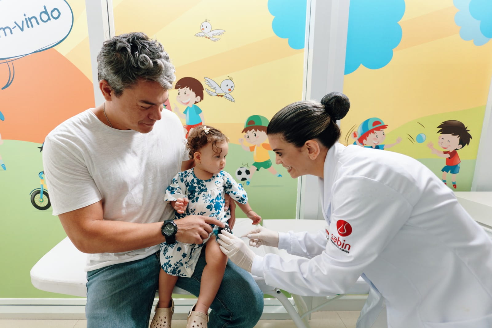 Profissional de saúde aplicando vacina em uma criança
