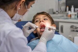 Criança em consulta odontológica