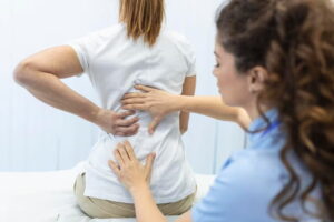 médico examinando coluna de paciente