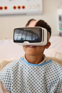 criança com óculos de realidade virtual